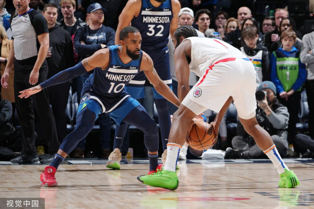 不装了，韦德突爆争议发言！詹姆斯很难堪，球迷：兄弟情谊不再了.